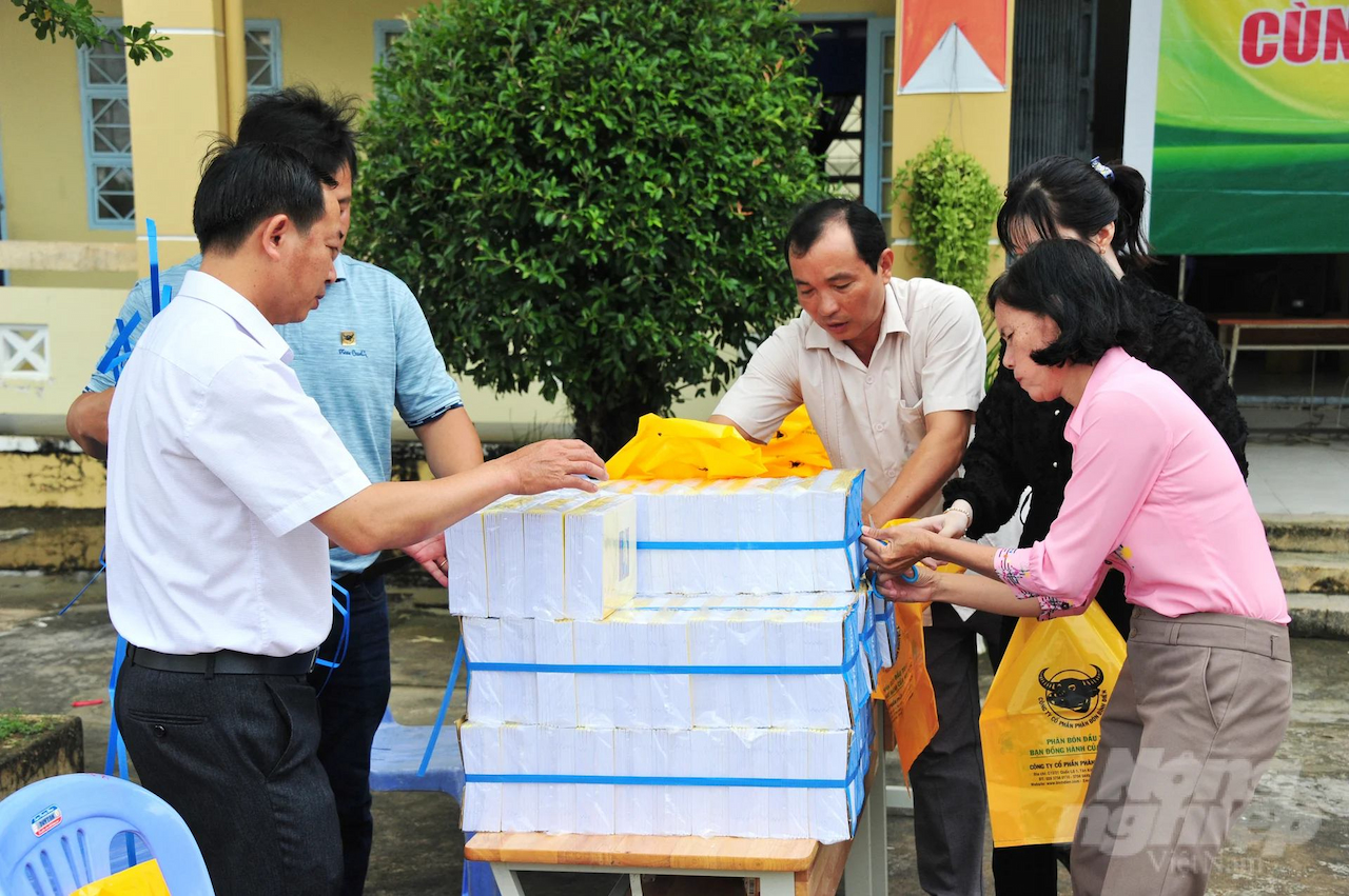 ‘Cùng em tới lớp’ năm học 2023-2024 đến với học sinh vùng nông thôn ĐBSCL