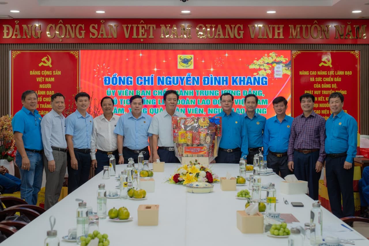 Chủ tịch Tổng Liên đoàn Lao động Việt Nam - Ông Nguyễn Đình Khang thăm và chúc Tết người lao động Công ty CP phân bón Bình Điền